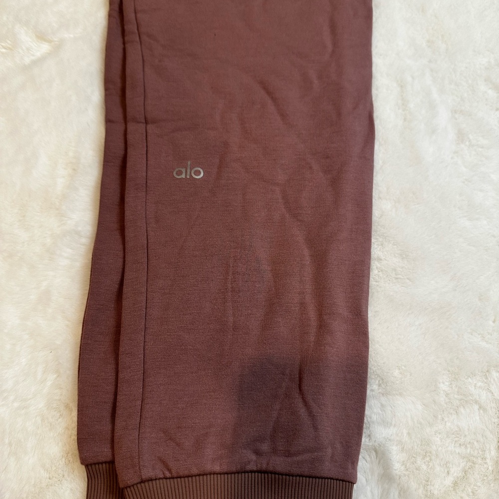 ALO Yoga Smoky Quartz Sweatpants - Picture 4 of 9